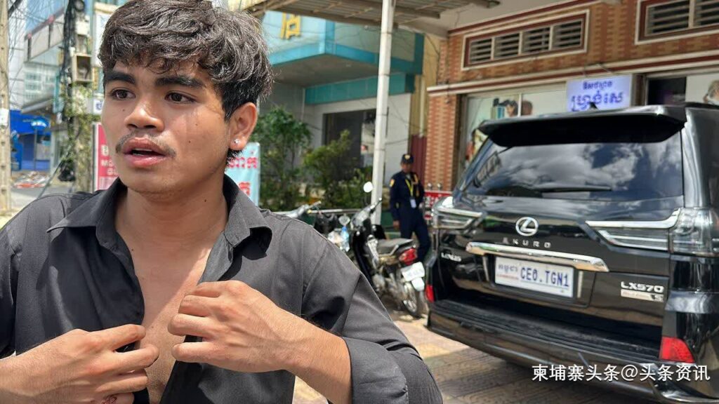 Scríob fear óg Phnom Penh carr de thimpiste, fuair sé cúig slap agus éileamh $500